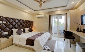 The Paras Studio Serviced Apartments
